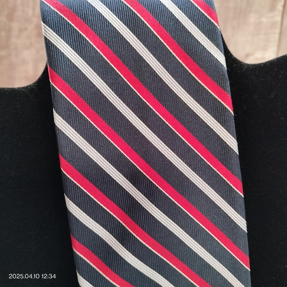 Daniel Cremieux Striped Men's Tie  Red, Blue, White Silk Handmade Preppy Classic - Picture 2 of 12